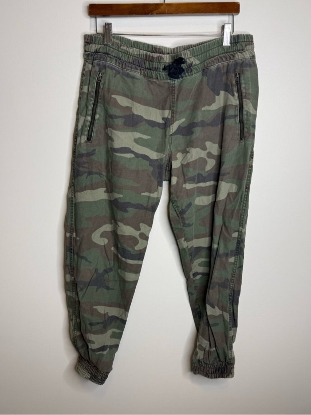TNA women’s aritzia Green Camo Cargo Joggers size large